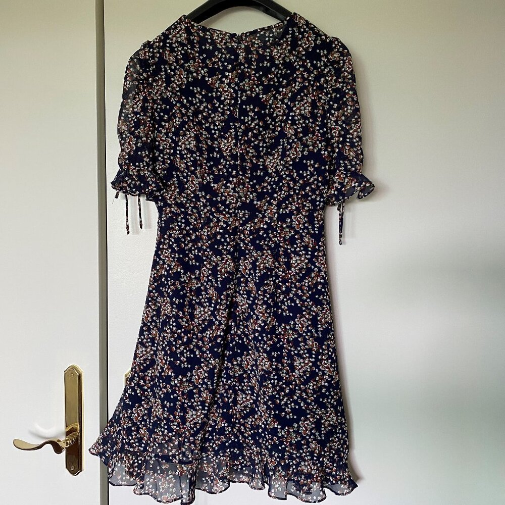 Robe bleu foncée à manches courtes et petites fleurs